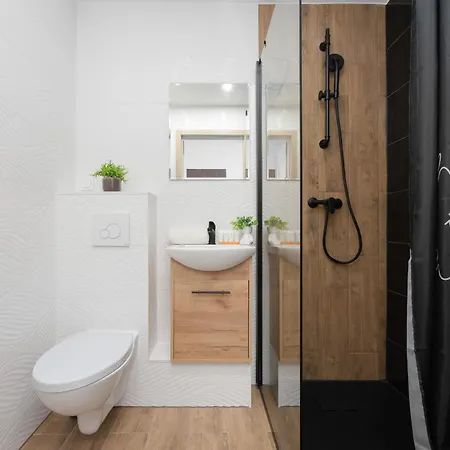 Kondratowicza Close To Metro Station By Renters 아파트
